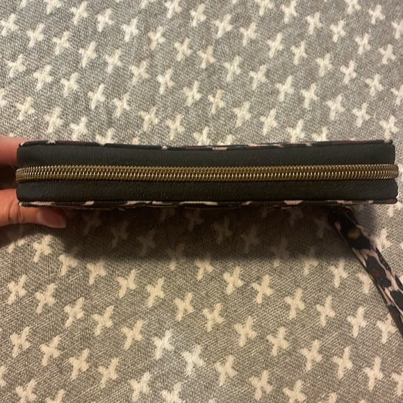 Travelon RFID Blocking Wristlet - Picture 5 of 7